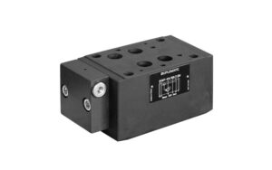 Two- and three-port pressure compensator, with fixed adjustment